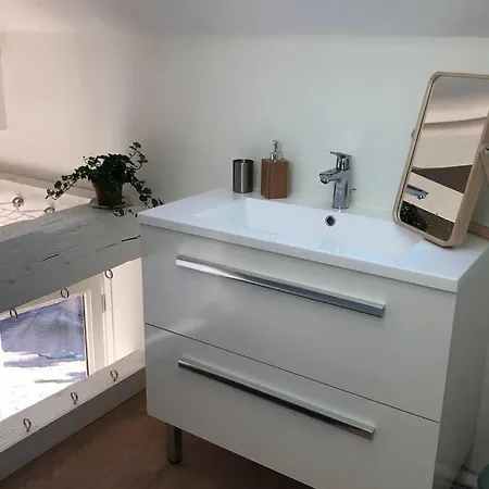Petite Maison Sur Les Toits En Plein Centre-ville